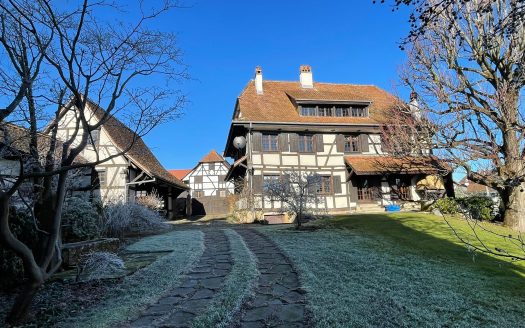 Idyllisches Fachwerkhausmit Scheune und Stallungen in großem Garten